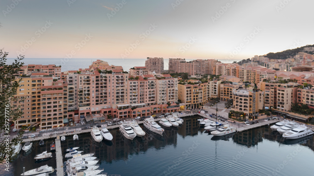 Yates y edificios en el Puerto natural de Montecarlo, Monaco 