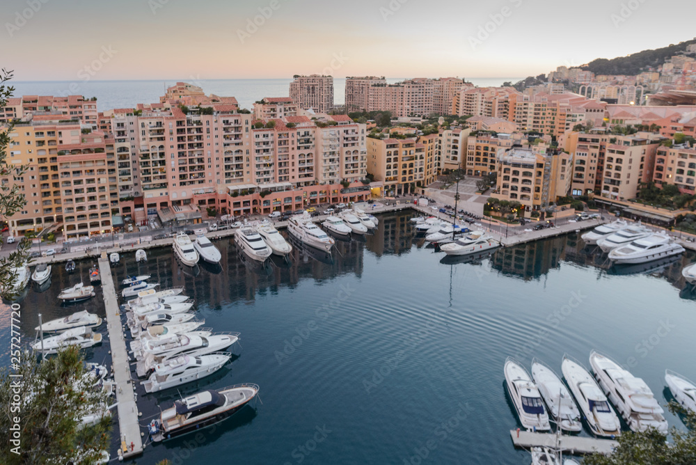 Yates y edificios en el Puerto natural de Montecarlo, Monaco 