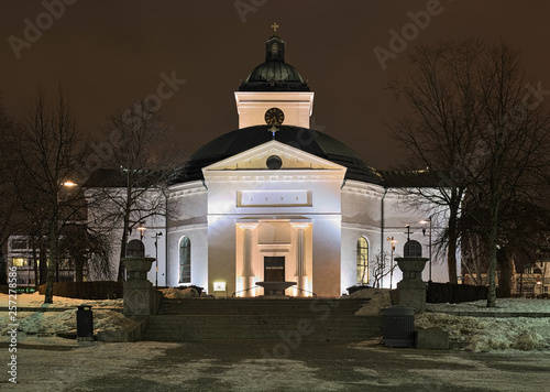 Obraz na płótnie The main church of Hameenlinna in winter night, Finland. The church was built in 1792-1798 in the Gustavian style by design of Louis Jean Desprez. w salonie