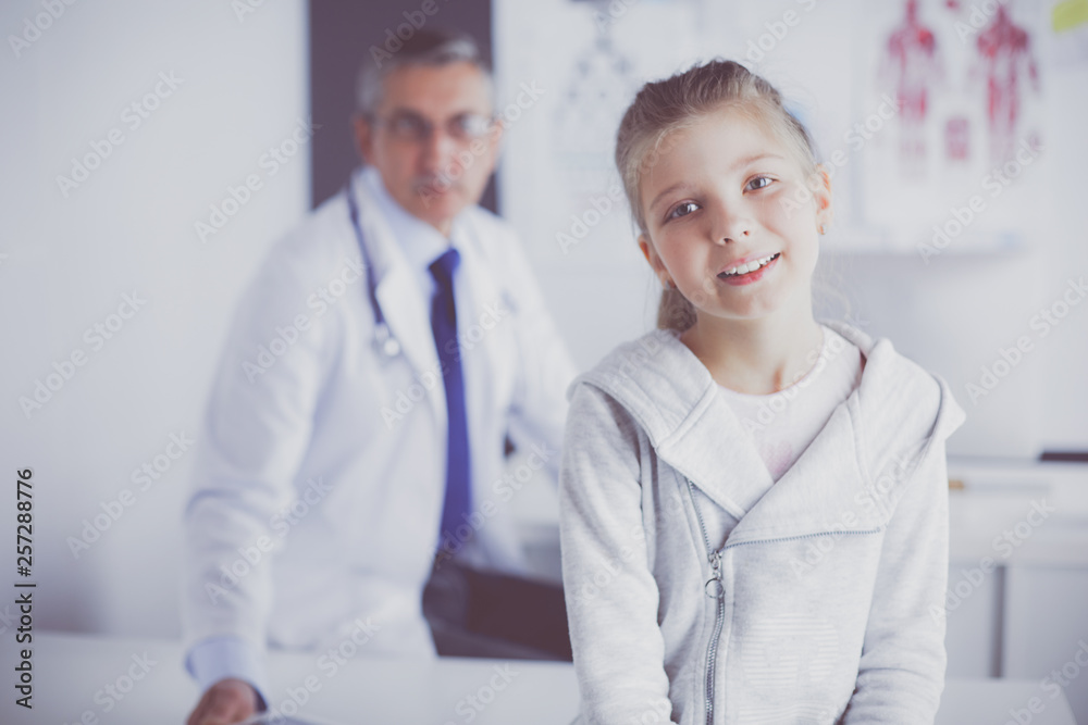 Obraz premium Portrait of a cute little girl and her doctor at hospital