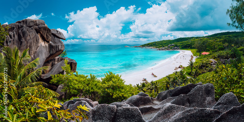 Panoramiczny widok na najbardziej spektakularną tropikalną plażę Grande Anse na wyspie La Digue, Seszele. Wakacje wakacje relaksujący koncepcja