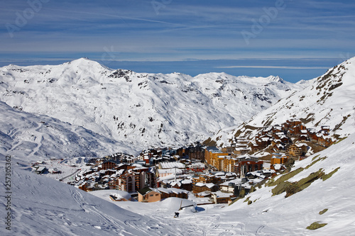 Val Thorens, France - March 3, 2019: Val Thorens resort viewed from a slope during a sunny day © JEROME LABOUYRIE