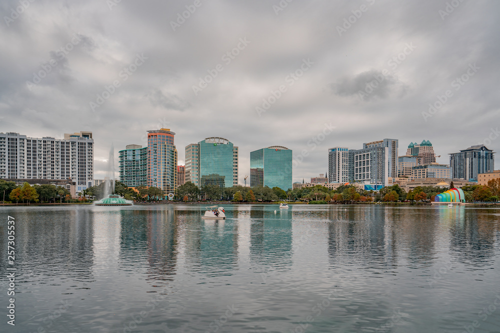 Fototapeta premium ORLANDO, FLORYDA, USA - GRUDZIEŃ 2018: Eola Lake Park, popularne miejsce na festiwale, koncerty, spacery zbierania funduszy, a nawet wesela.