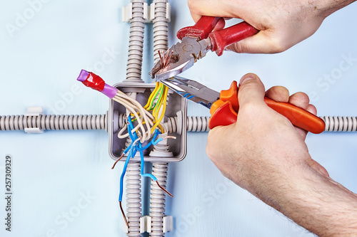 Canvastavla Electrician joins wires for good contact.