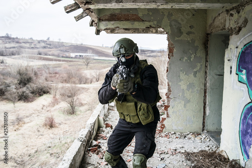 Bilde på lerret Special forces police soldier training airsoft SWAT terrorist guard watch holdin
