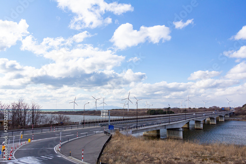 風力発電と道路を走行する自動車 自然エネルギー イメージ