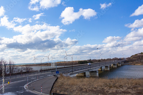 風力発電と道路を走行する自動車 自然エネルギー イメージ