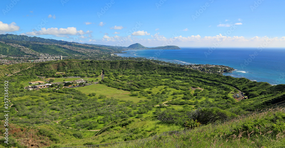 Fototapeta premium Green crater of diamond Head - Oahu, Hawaii