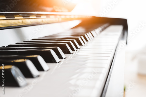 Fotografia Classic piano key with musician hands playing