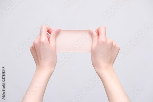 Foto 写真素材：湿布を持つ手　医薬品　整体　慢性疲労