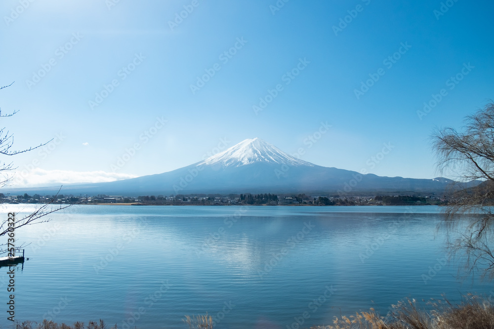 Fototapeta premium Fuji mountain and Kawaguchiko lake with cloud and blue sky day 