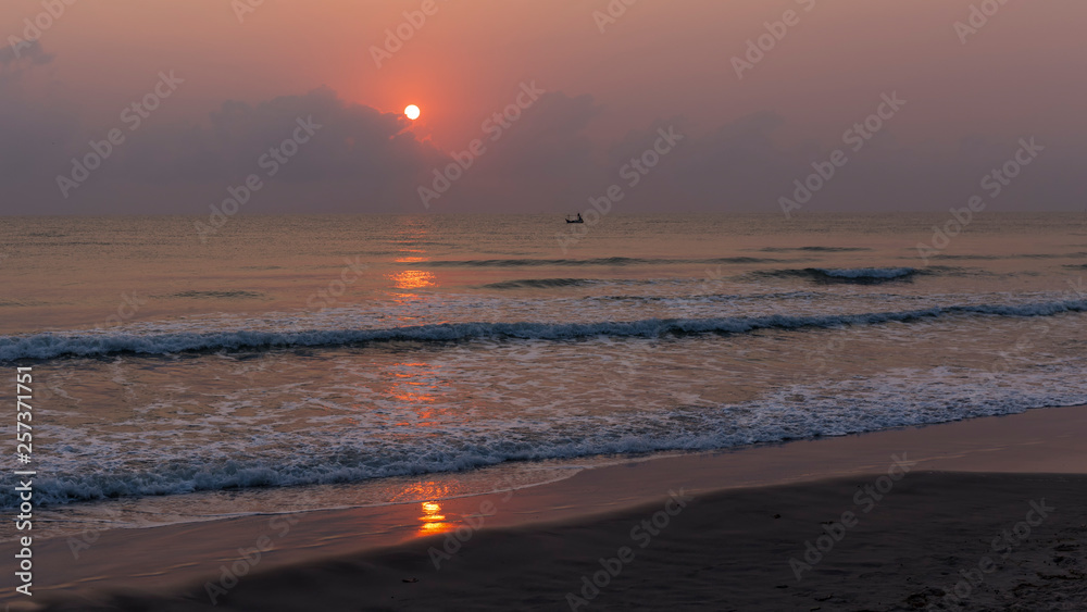 Fototapeta premium Sonnenaufgang über dem Golf von Thailand