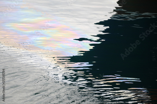 Bilde på lerret mancha de aceite y gasoil en el agua de mar 4M0A9954-as19