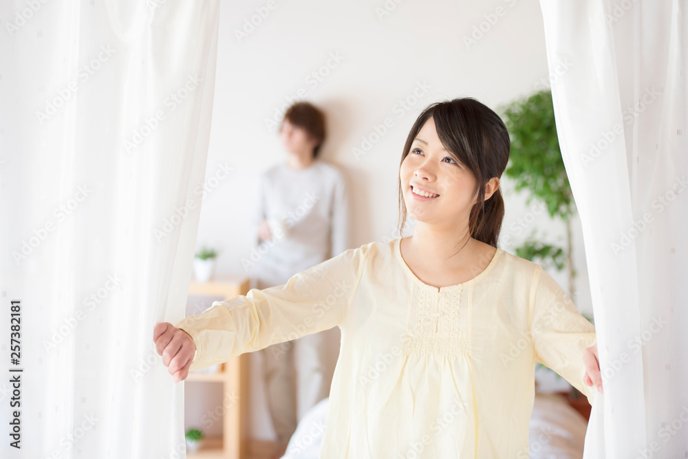 部屋のカーテンを開ける女性 Stock 写真 Adobe Stock