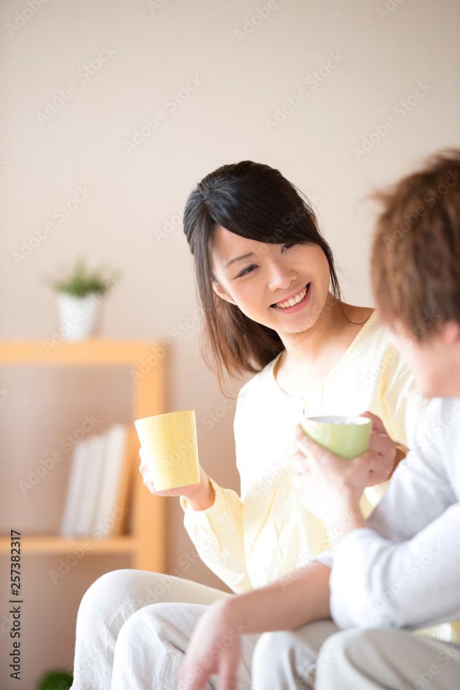 コーヒーを渡すカップル コーヒーを渡すカップル