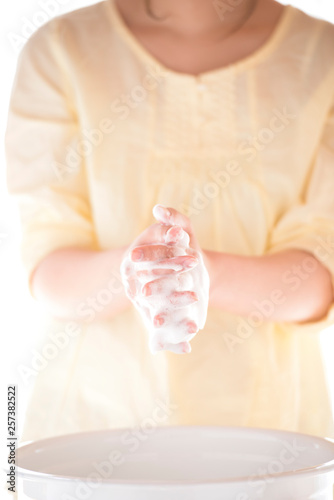 手洗いをする女性の手元