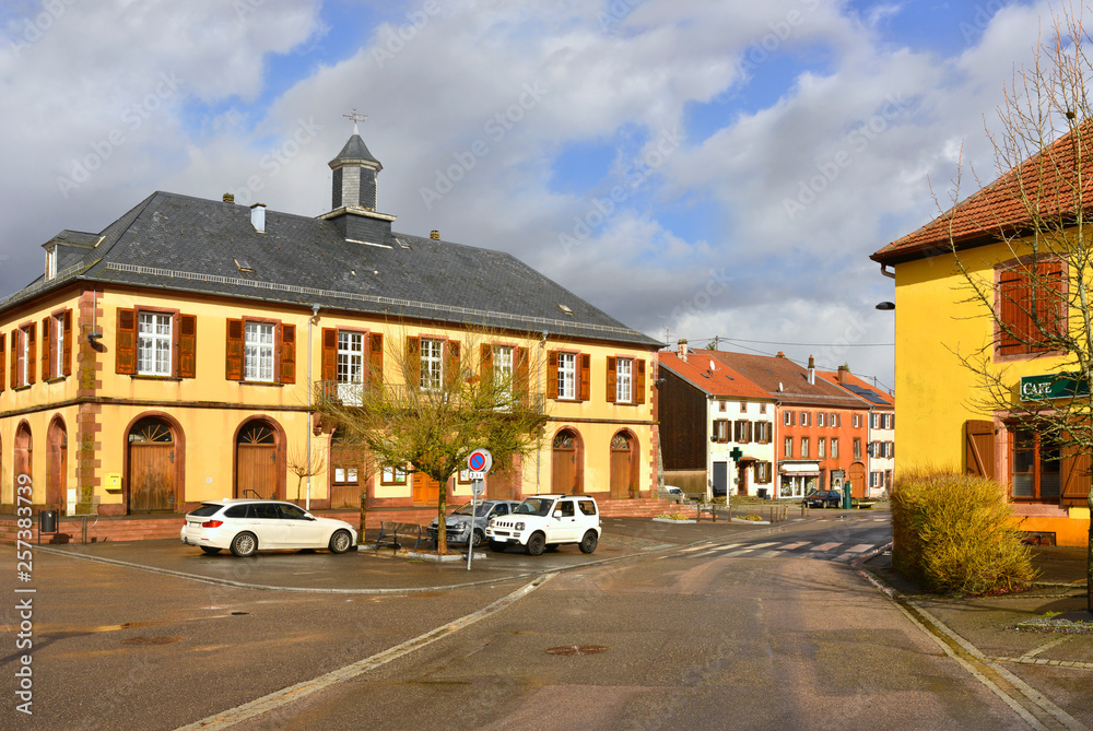 Place de la mairie à Saales (67420) en Alsace, département du Bas-Rhin en région Grand-Est, France