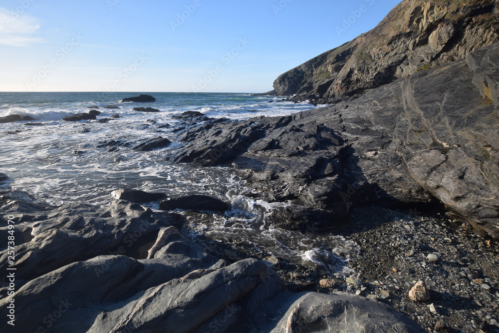 Fototapeta premium Incoming tide Tregardock Beach North Cornish Coast