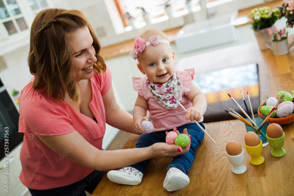 Naklejka premium Happy time while painting easter eggs