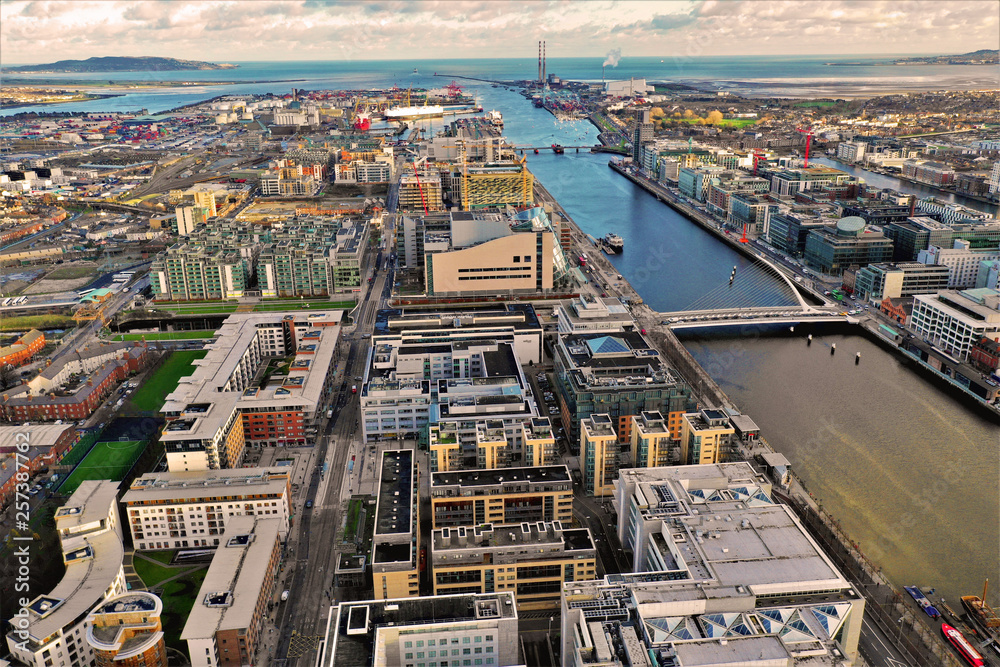Fototapeta premium Dublin - Luftbilder von Dublin mit DJI Mavic 2 Drohne fotografiert aus ca. 100 Meter Höhe