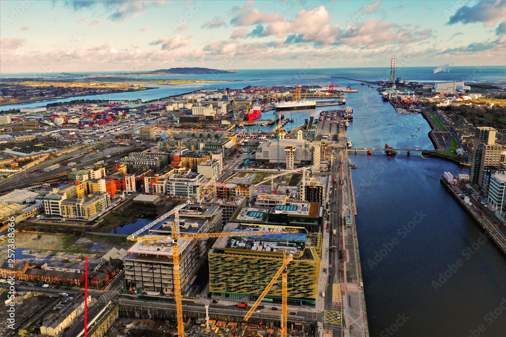 Obraz premium Dublin - Luftbilder von Dublin mit DJI Mavic 2 Drohne fotografiert aus ca. 100 Meter Höhe