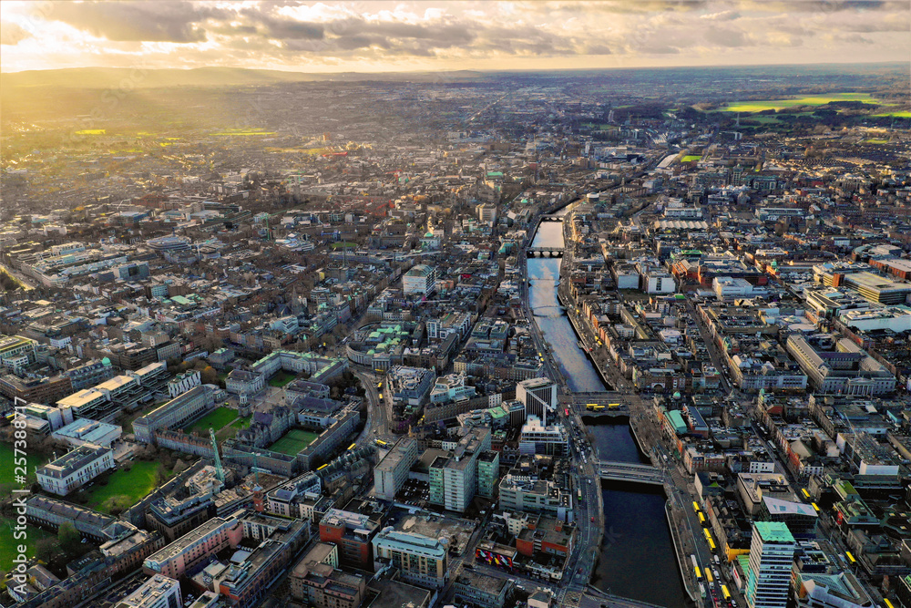 Naklejka premium Dublin - Zdjęcia lotnicze Dublina dronem DJI Mavic 2 z wysokości ok. 100 metrów