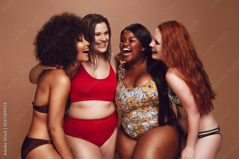 Different size females in bikinis laughing together - obrazy, fototapety, plakaty 