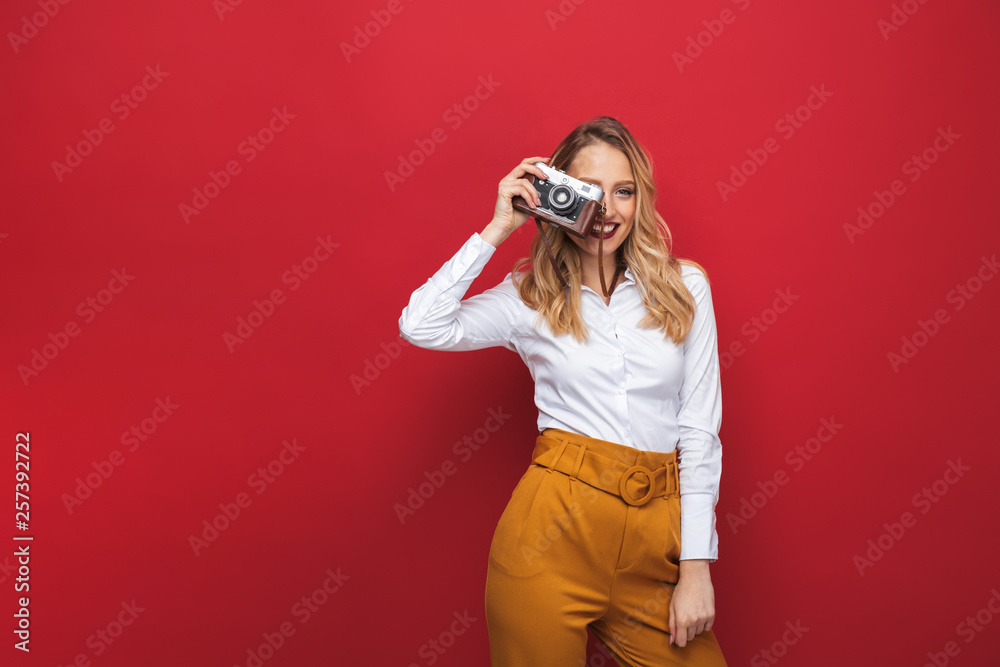 Obraz premium Beautiful young blonde woman standing