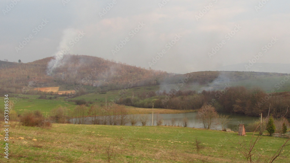 Naklejka premium beautiful lake among small mountains