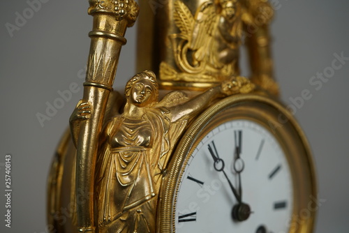 goldene Uhr