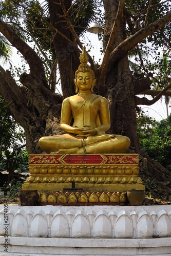Statue de Bouddha assis en tailleur