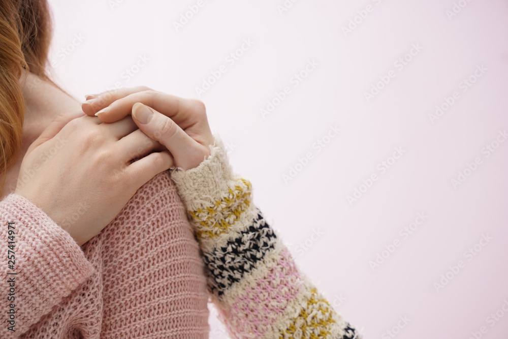 Young woman comforting her friend on color background - obrazy, fototapety, plakaty 