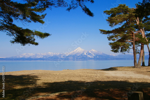 冬の猪苗代湖と磐梯山（福島県・湖南町） photo