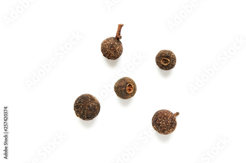 Fotografie Isolate dried black pepper grains, a top view close up. - Image