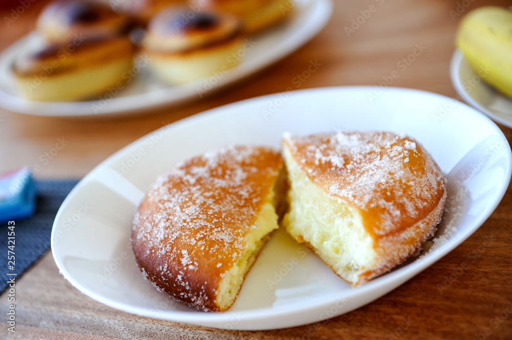 Krapfen alla crema fritto Krapfen alla crema fritto