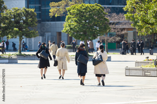 若い女性の通勤風景