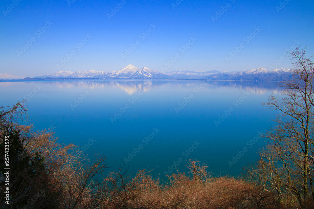 猪苗代湖と磐梯山（福島県・湖南町）