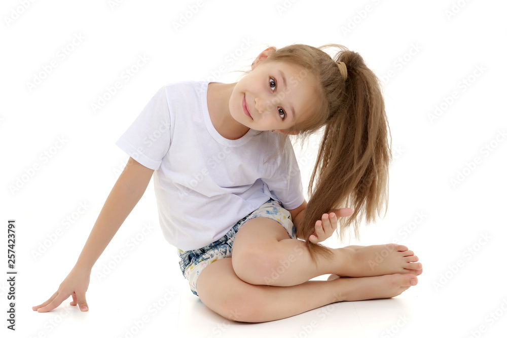 Obraz premium The little girl is on her knees.