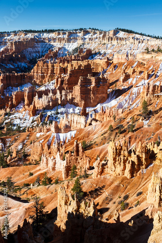 Schlucht mit schneebedeckten Felsen im Bryce Canon National Park, Utah, USA