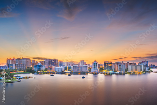 Foto Sarasota, Florida, USA skyline on the bay at dawn.