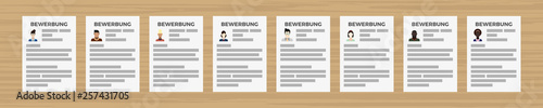Viele Bewerbungen auf Holztisch zur Auswahl