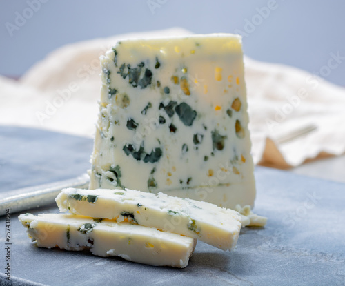 Cuadro en lienzo French blue cheese Roquefort, made from sheep milk in caves of Roquefort-sur-Sou