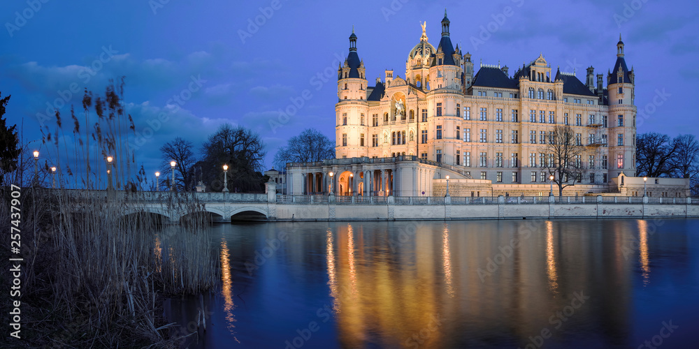 Fototapeta premium Panorama Burgsee und Schlossinsel Schwerin am Abend entzerrt