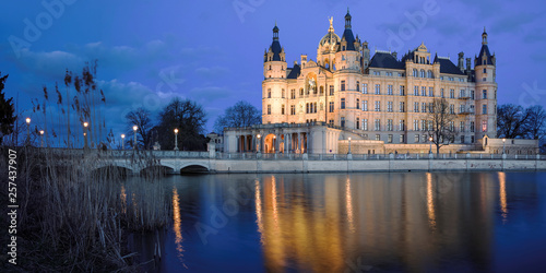 Panorama Burgsee und Schlossinsel Schwerin am Abend entzerrt photo