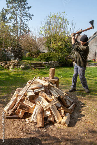 Homme fendant des buches de bois