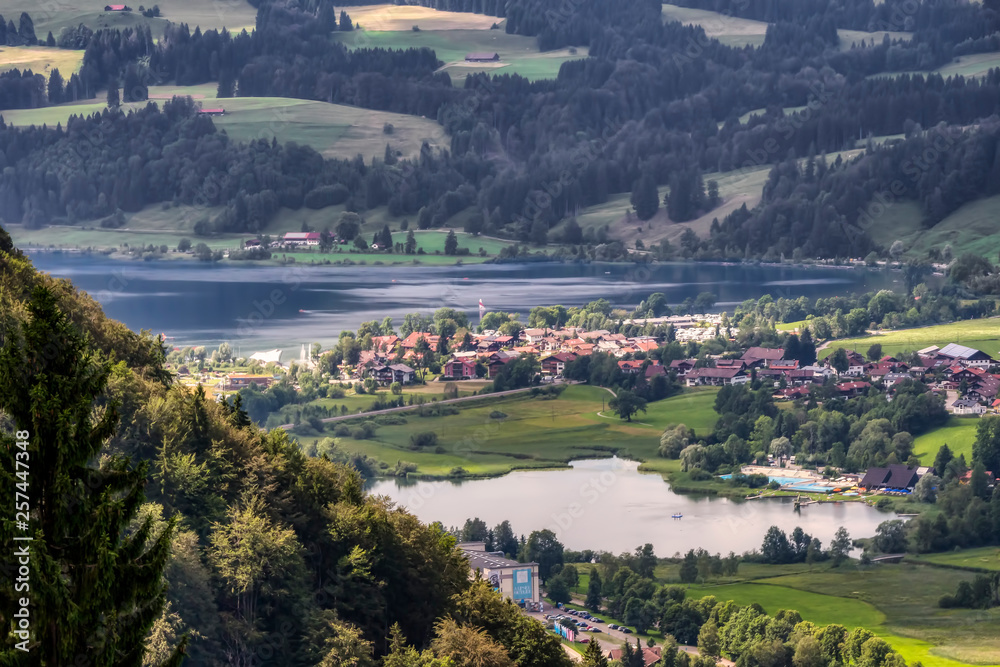 Obraz premium Blick vom Mittagberg zum großen und kleinen Alpsee und Bühl