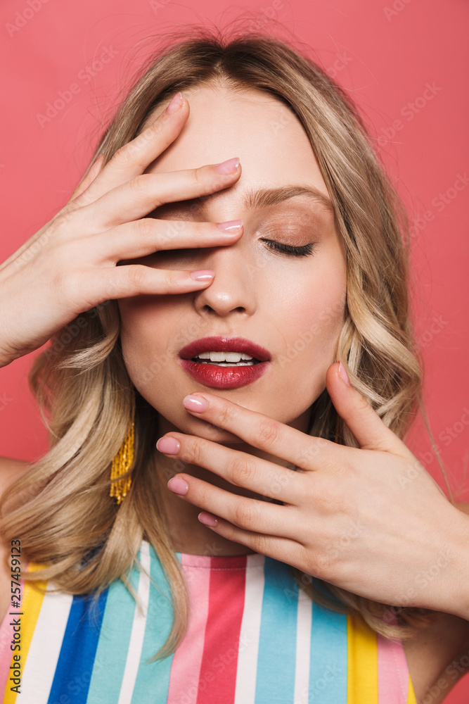 Naklejka premium Close up of a beautiful blonde woman