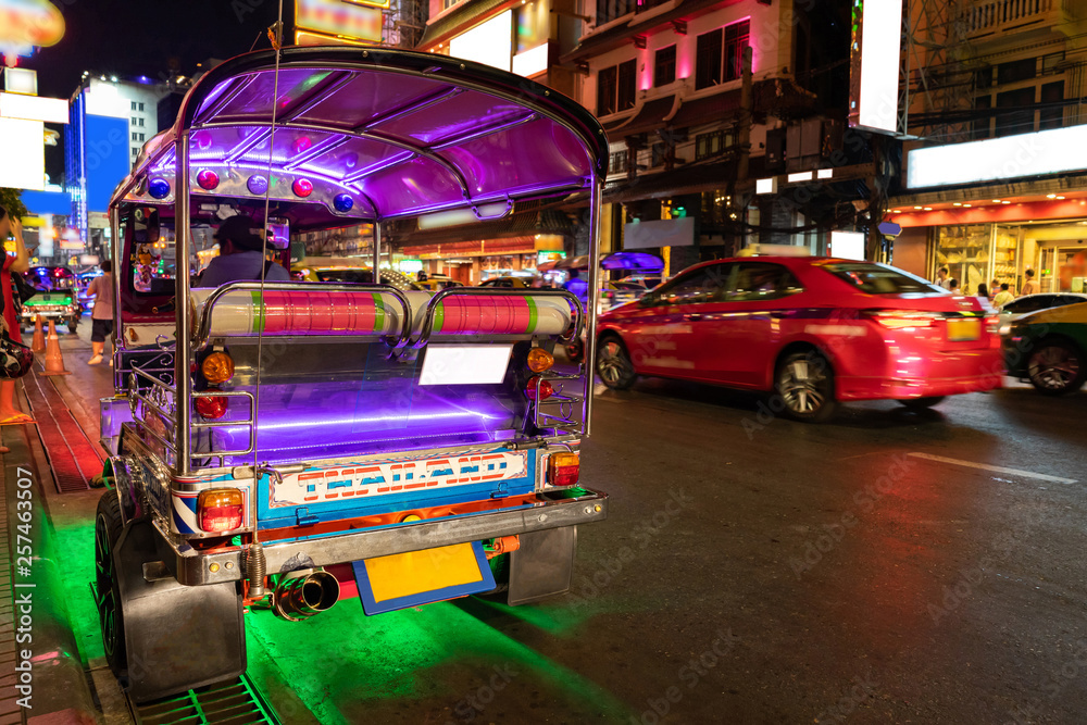 Obraz premium Chinatown Yaowarat w nocy w Bangkoku w Tajlandii.