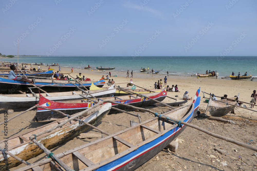 Fischerboote am Strand von Ambolomailaka
