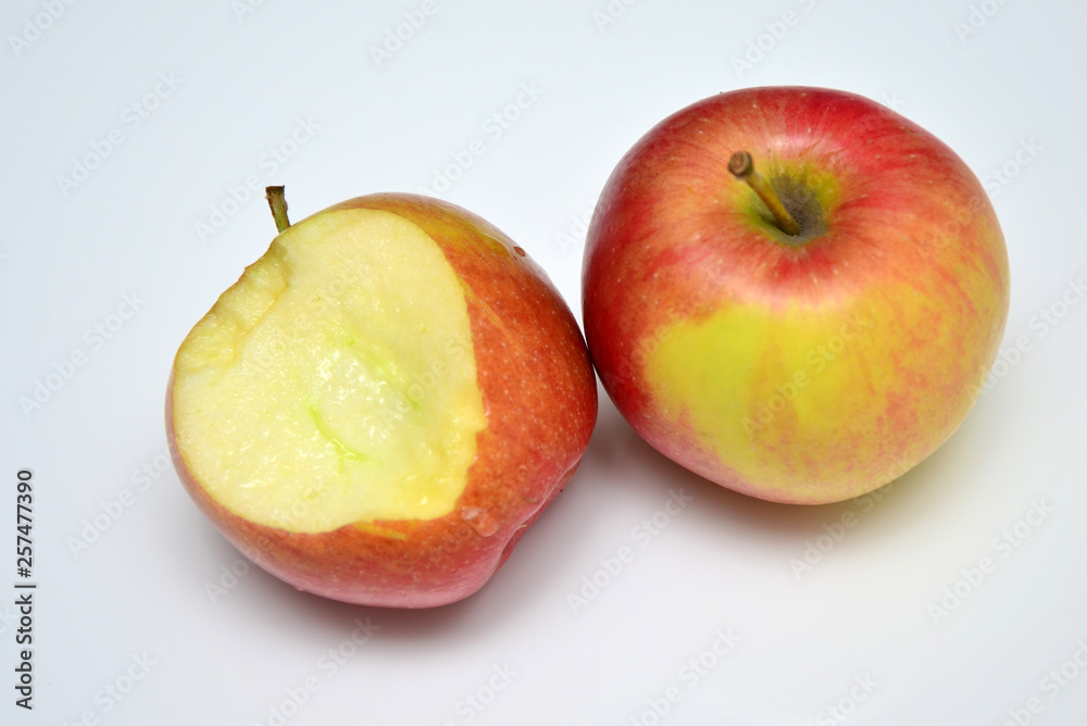 Angebissener Apfel mit weiterem Apfel in rot-hellgrüner Färbung Angebissener Apfel mit weiterem Apfel in rot-hellgrüner Färbung